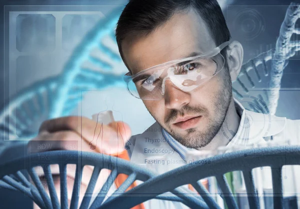 Bonito cientista fazendo — Fotografia de Stock