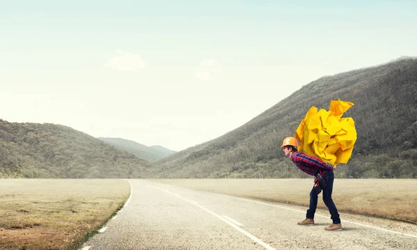 Oluşturucu adam taşıma kağıt topu