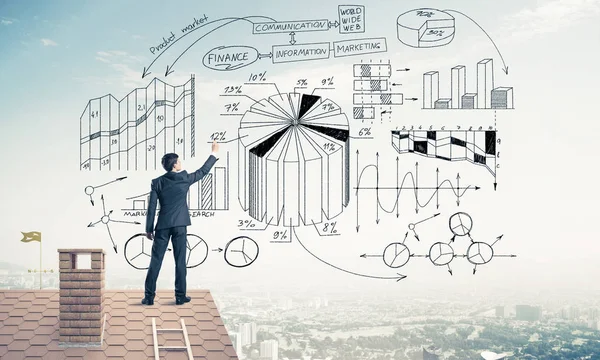 Homem esboçando plano de sucesso de negócios — Fotografia de Stock