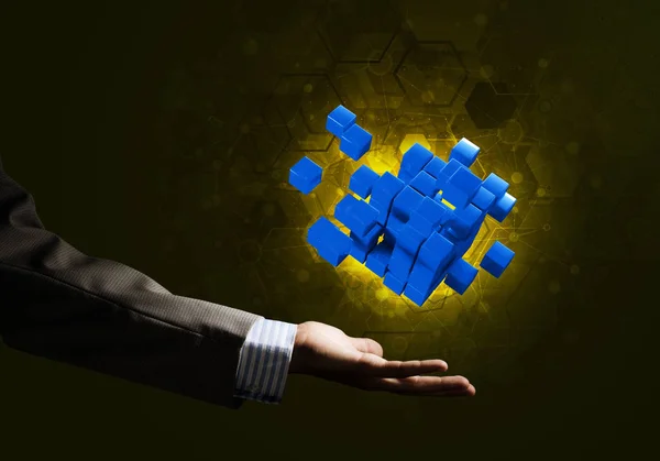Handen håller kuben figur — Stockfoto