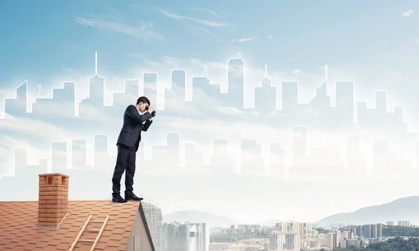 Uomo d'affari in piedi sul tetto — Foto Stock