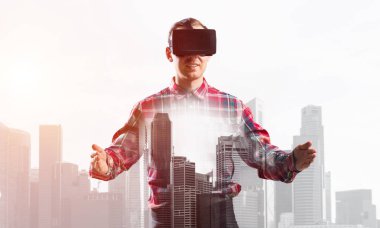 Sanal gerçeklik kulaklığı olan adam. 