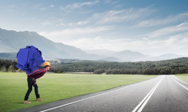 Mühendis adam yükünü taşıyor.