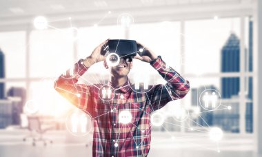 Sanal gerçeklik kulaklığı olan adam. 