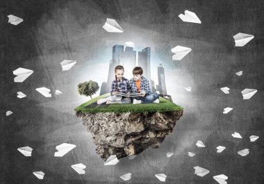 Okul çağındaki iki çocuk 