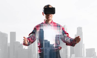 Sanal gerçeklik kulaklığı olan adam. 