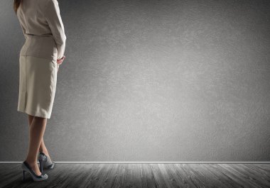 İş kadını duvara bakarak