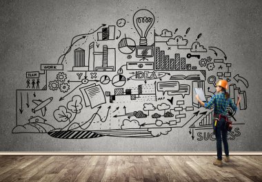 Mühendis kadın arkadan görünüm