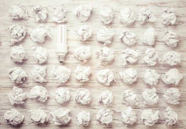 buruşuk kağıt topları 