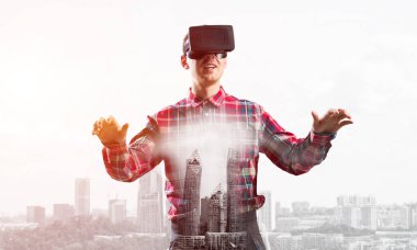 Sanal gerçeklik kulaklığı olan adam. 