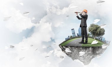 adam yeşil yüzen ada üzerinde ayakta