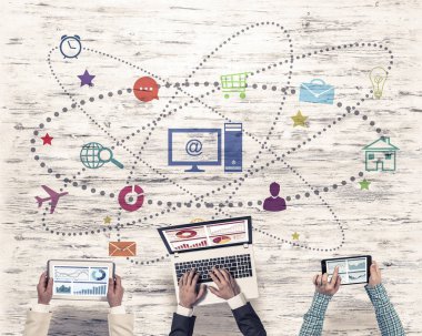 Bir grup insan cihazlar ile 