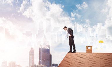 İş adamı çatıdan aşağı bakıyor 