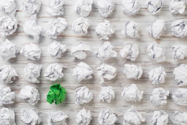 Buruşmuş kağıt toplar. 