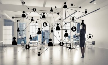 Ayakta duran zarif iş kadını. 