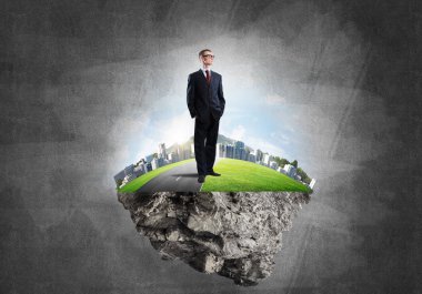 adam yeşil yüzen ada üzerinde ayakta