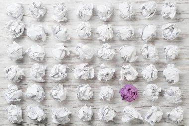 Buruşmuş kağıt toplar. 