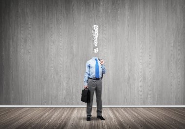 O her zaman parayı düşünüyor.