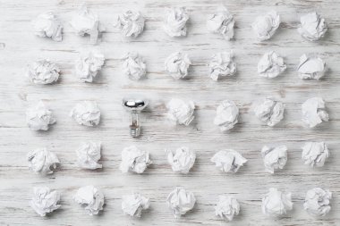 topları buruşuk kağıt ve ampul 