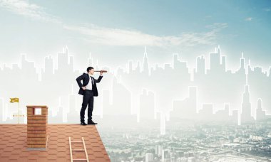 işadamı Çatının kenarında elbiseli