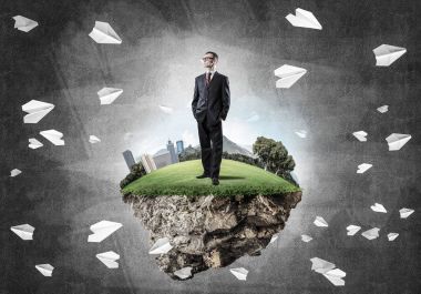 adam yeşil yüzen ada üzerinde ayakta