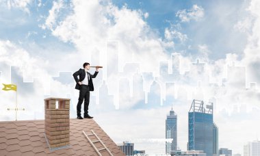 işadamı Çatının kenarında elbiseli