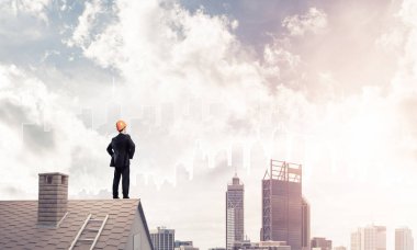 Takım elbise ve kask işadamı