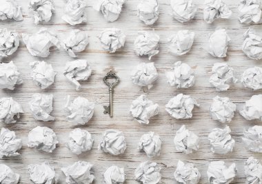 buruşuk kağıt topları 