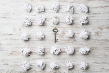 buruşuk kağıt topları 