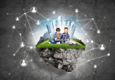 Okul çağındaki iki çocuk 