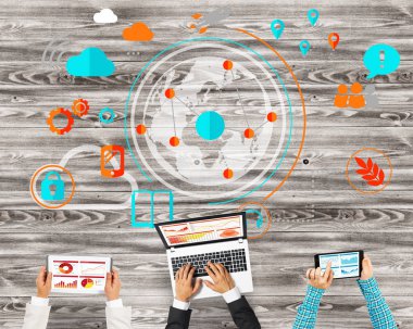 Bir grup insan cihazlar ile 