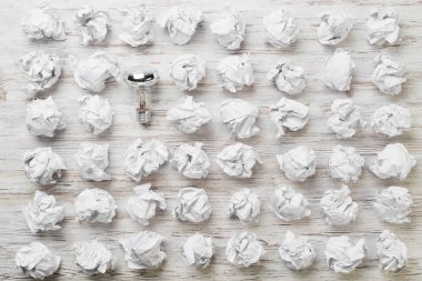 topları buruşuk kağıt ve ampul 