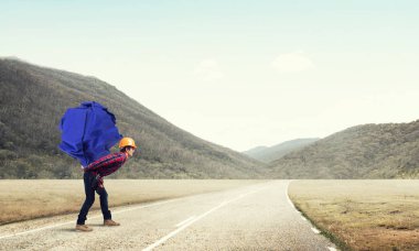 Mühendis adam yükünü taşıyor.