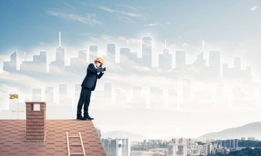 Takım elbise ve kask işadamı