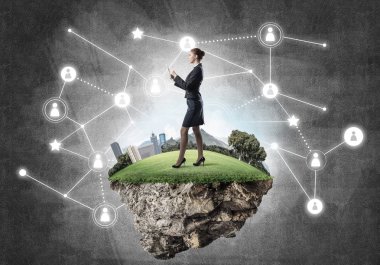 Ayakta duran zarif iş kadını. 