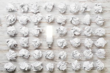 buruşuk kağıt topları 