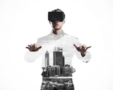 Sanal gerçeklik kulaklığı olan adam. 