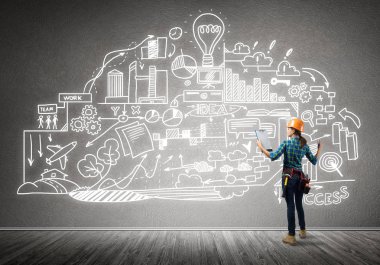 Mühendis kadın arkadan görünüm