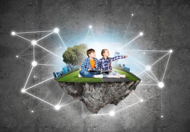 Okul çağındaki iki çocuk 