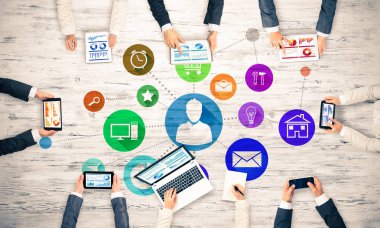 Bir grup insan cihazlar ile 