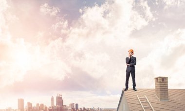 Takım elbise ve kask işadamı