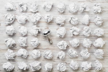 topları buruşuk kağıt ve ampul 