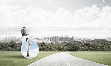 Ampulün içindeki iş kadını