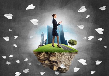 Yeşil yüzen ada üzerinde duran işkadını