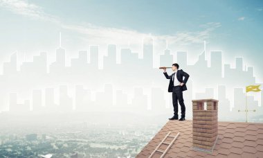 işadamı Çatının kenarında elbiseli