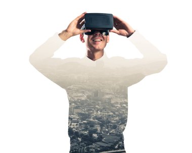 Sanal gerçeklik kulaklığı olan adam. 