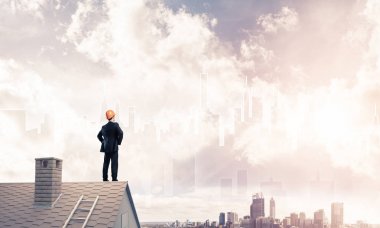 Takım elbise ve kask işadamı