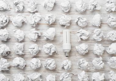 topları buruşuk kağıt ve ampul 