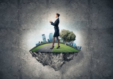 Yeşil yüzen ada üzerinde duran işkadını