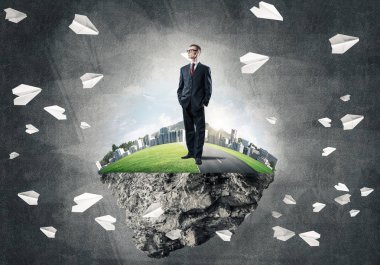 adam yeşil yüzen ada üzerinde ayakta